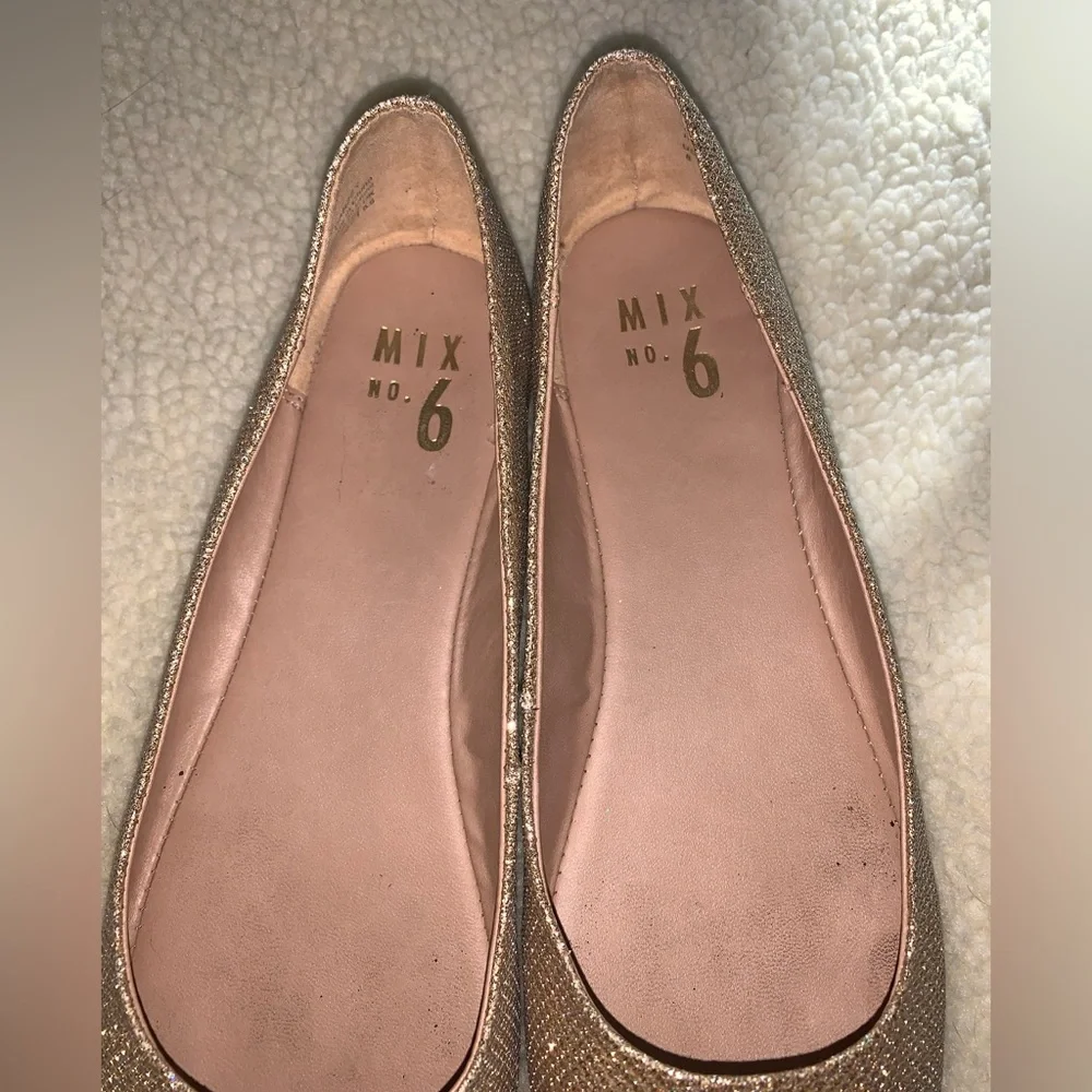 Mix No. 6 gold very sparkly flats size 8. - Picture 14 of 15